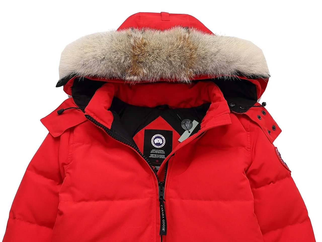 P840 Canada Goose Canada Goose #Expedition04 Parker, a treasure of Canadian origin! Limited supply worldwide! Canada Goose Model 04 is a top-notch couple model. The polar cold-proof outdoor series fur collar detachable hooded parka down jacket is the first Goose in 2024. I hope my partners will like it. Peak quality. I hope everyone can identify it together! The most popular cool items of the Big Goose family in 2024 are online. The same popular product of Yi Yang Qianxi is said to be a joint limited edition Big Goose that cannot be bought in autumn and winter. If you dislike the sameness of the Big Goose in the past, then this model will definitely give you a different experience! This year's most powerful couple's collection for autumn and winter is online, a top-notch luxurious ready-to-wear style, paired with an outdoor warm down jacket with great style and charm! The most standard and classic items of the Daye family in the past two years are equipped with unique reflective stripes for embellishment, which further shows the high-end fashion performance effect. With the embellishment of hardware buckles, it has excellent performance effect. The upper body is clean, simple and elegant, even for urban leisure. It is suitable for various occasions. Designed with large pockets, this model has a large capacity and is equipped with reflective stripes, making it safer at night. It is suitable for various adventure activities. It is made of windproof and waterproof technical materials. The interior is filled with full white duck down, which is absolutely cold-proof and warm. It also has a stand-up collar design and fine fluff at the collar, with meticulous attention to detail! The charm of this model is also more spiritual, and the upper body has more temperament and specifications. It perfectly shows the ultra-high standard of fashionable performance of this model, integrating outdoor and life, and you can even create high-street wear! The most pinnacle limited-edition goose that we have presented so far, both in terms of design and detailed materials, it is completely outstanding. The grand and evergreen version design is matched with cool reflective elements. The overall appearance can be said to be quite high, and it has that kind of powerful outdoor performance! It combines high-end casual attributes with high-street style. It is high-grade, domineering, warm, and beautiful. The visibility of the upper body is quite strong, and the configuration of the owl element is highly brand-recognizable. The overall brand performance and visual effects are fully enhanced, and it also has the high-end sense of fashion and fashionable performance. It is a must-buy product because this is the most awesome down brand on the earth and one of Canada's three national treasure brands. It is also a very sentimental down luxury brand. In the field of polar cold-proof clothing, goose has made an irreplaceable contribution.. SIZE: XS S M L XL XXL Color: black, off-white, red, navy blue, gray